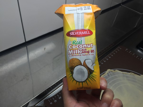 今回使用したのはスリランカで購入したココナッツミルク。ココナッツの脂肪が固まって取り出すのに苦労しました…